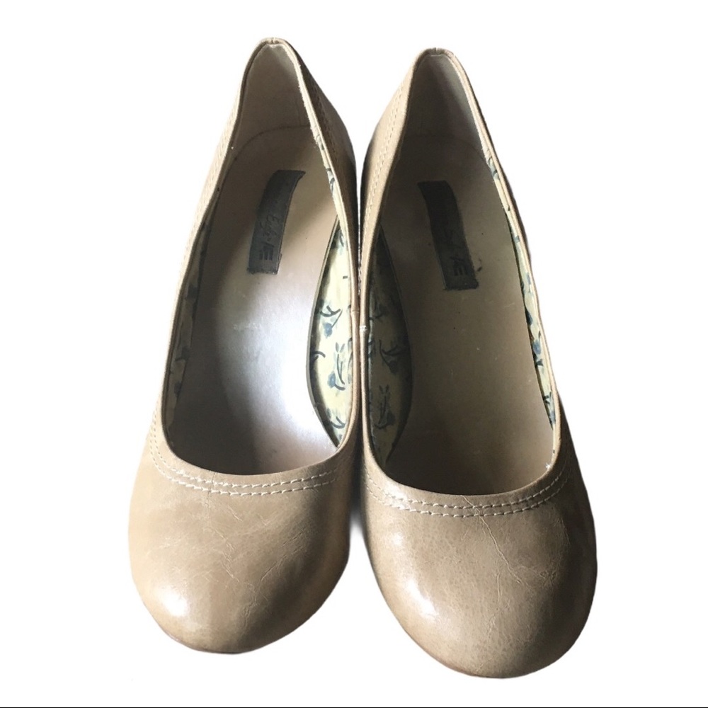 American Eagle Tan Wide Heels Size 11